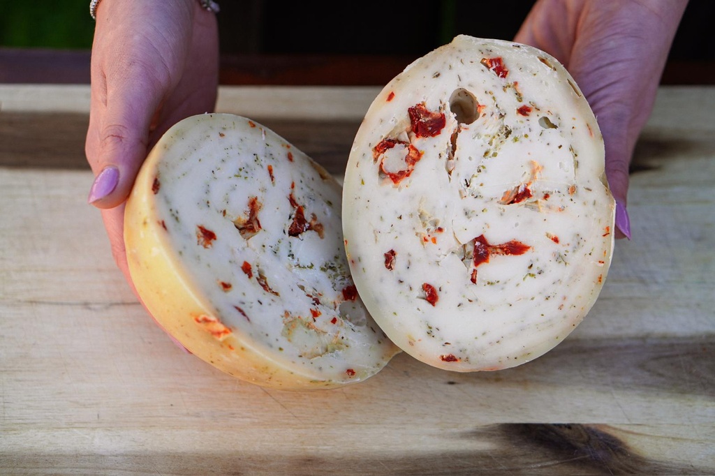 Cacio uovo pomodori secchi e origano